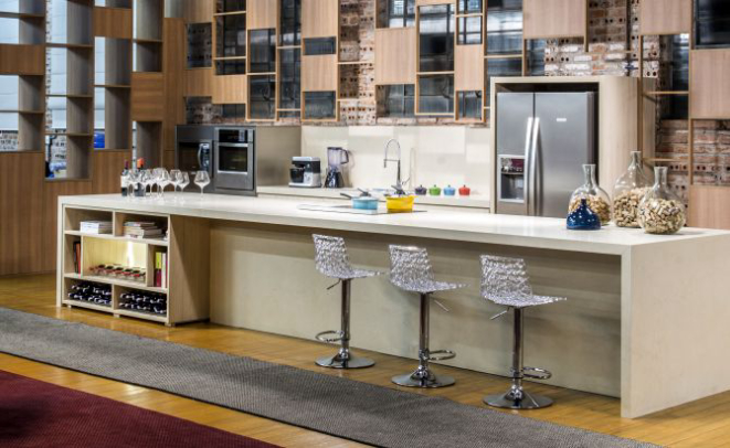 Na nova cozinha, a união das estruturas laminadas com o inox e a cor marfil dos tampos dão amplitude e leveza ao espaço. Foto: Leticia Akemi/Gazeta do Povo