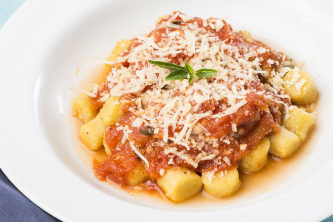 A chef Iracema Bertocco participou do programa Menu Completo, do BomGourmet.tv e preparou nhoque e molho de tomates. Foto: Letícia Akemi/Gazeta do Povo