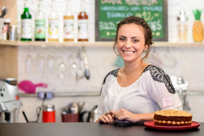Autodidata, começou vendendo para os amigos e os pedidos aumentaram tanto que ela resolveu abrir A Loja da Torta. Foto: Fernando Zequinão/Gazeta do Povo