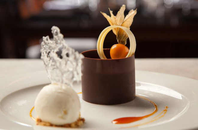 Torta de chocolate e caramelo com flor de sal e sorvete de iogurte (R$ 29). Foto: Vanessa Kosop/Divulgação.