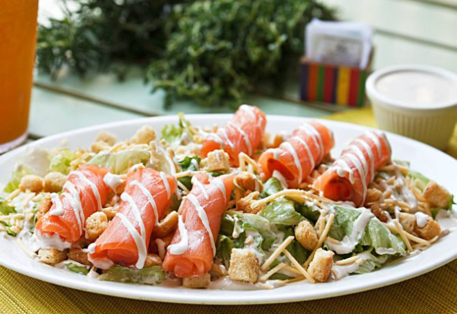 Ceasar Salad com salmão defumado (R$ 34,90). Foto: Divulgação.