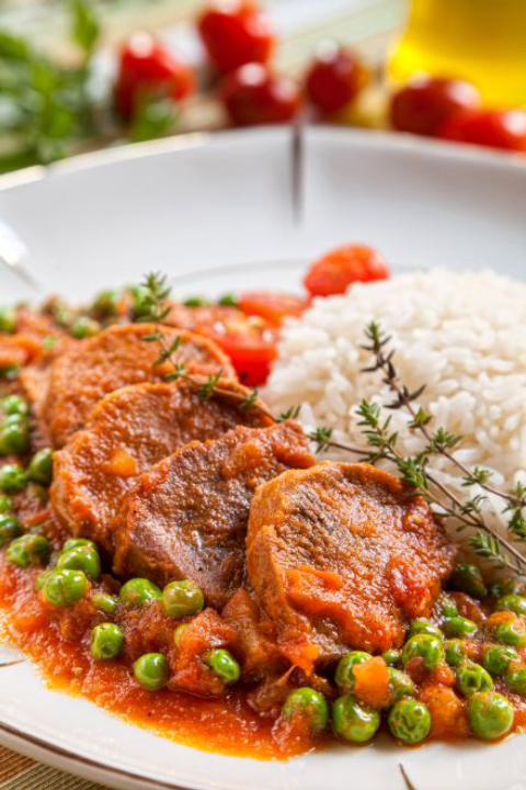 Língua ao molho com ervilhas