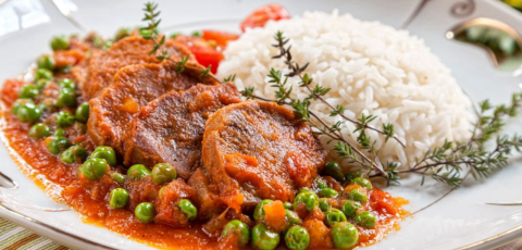 Língua ao molho com ervilhas