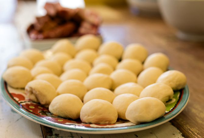 O pãozinho é fermentado e cozido no vapor de um molho. Foto:Ana Krambeck/Divulgação