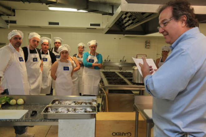 Marcos Fábio ensina o preparo de ostras ao molho de espumante e pupunha. A aula acontece na Cozinha Mão na Massa, de acesso livre a quem está inscrito (sujeito à lotação).