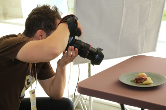 Enquanto o Mesa ao Vivo Paraná acontece, a Prazeres da Mesa faz produção de fotos em um estúdio montado dentro do evento. Foto: Ivonaldo Alexandre/Gazeta do Povo