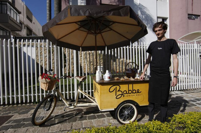 Guilherme Sell é o dono da bike especializada em comida judaíca. Foto: Aniele nascimento/gazeta do Povo.