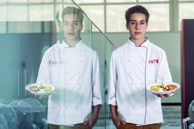 Cesar Canabrava, filho do chef Délio Canabrava, ensina a fazer estrogonofe de mignon. Foto: André Rodrigues/Gazeta do Povo