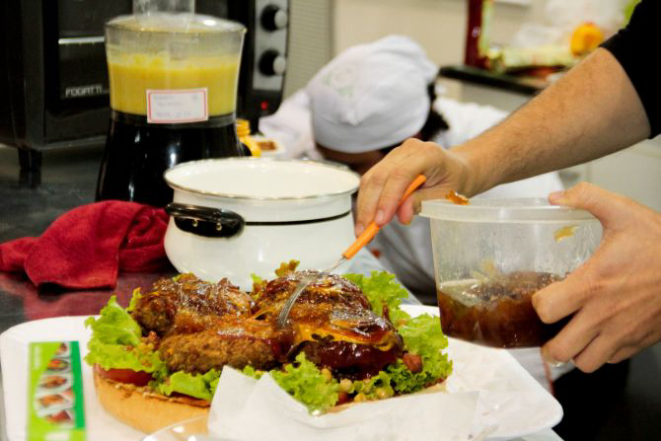 Hambúrguer vegetariano, preparo feito na 2.ª ViverCom. Foto: Annelize Tozzeto/Divulgação.