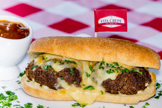 Há até opções com pão e hambúrguer sem glúten, servido pelo Fita Crepe
