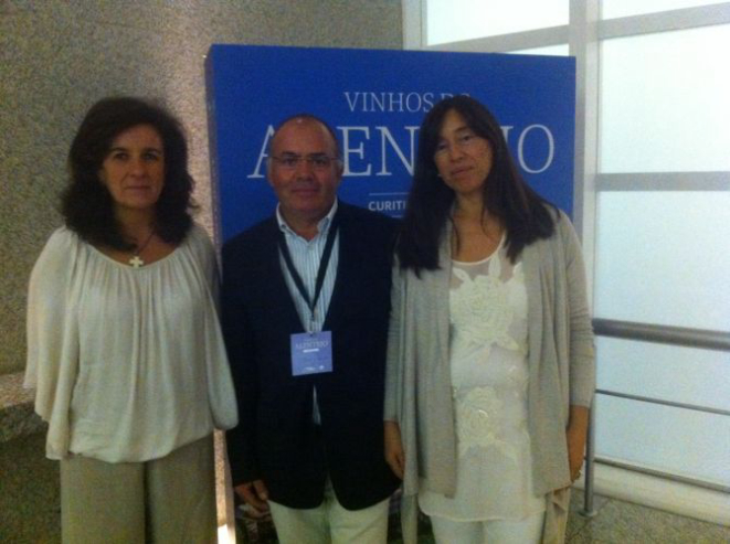 Maria Amélia Vaz da Silva, representante da Comissão Vitivinicultora do Alentejo e José Venâncio, vitivinicultor da Herdade dos Cotéis e sua esposa, Laura. Foto: Divulgação