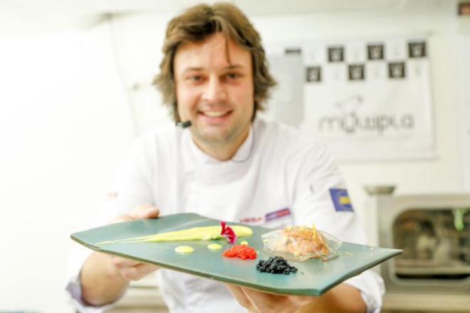 Dudu Sperandio e seu ravióli de tartar de salmão. Foto: Hugo Harada/Gazeta do Povo