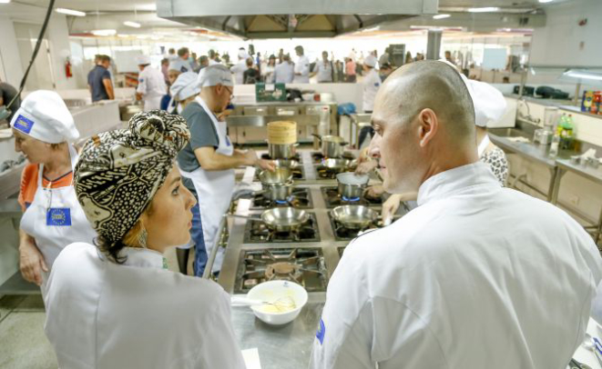 Johnlee Justino, chef e professor do Centro Europeu, ensina o preparo de crocante de pinhão com mousse de cachaça de banana e breton de araruta. Foto: Hugo Harada/Gazeta do Povo