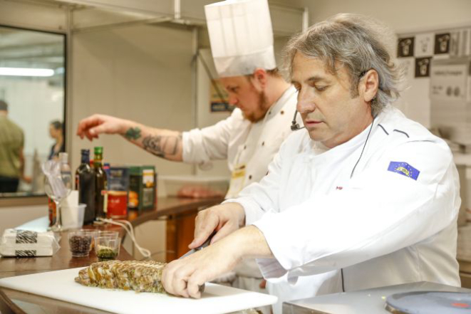 Flávio Frenkel, da Anis Gastronomia, corta um "queijo de cabeça de porco", um tipo de terrine gelatinosa. Foto: Hugo Harada/Gazeta do Povo