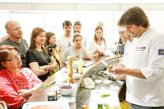 O chef Dudu Sperandio ensinando o preparo do ravióli no Mesa ao Vivo Paraná. Foto: Hugo Harada/Gazeta do Povo