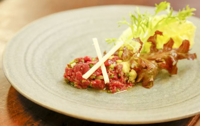 Steak tartar de mignon do chef Rodrigo Cavichiolo. Foto: Hugo Harada/Gazeta do Povo