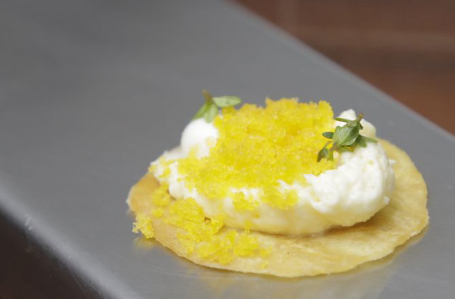 Mini mozzarella de búfala com ovas de tainha, da chef Manu Buffara. Foto: Amarildo Henning/Divulgação