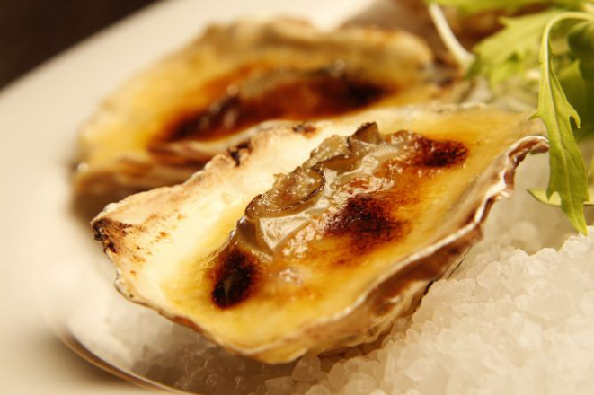 Ostras gratinadas com bacon, creme de leite e molho thai (R$ 36 seis unidade). Foto: Divulgação.