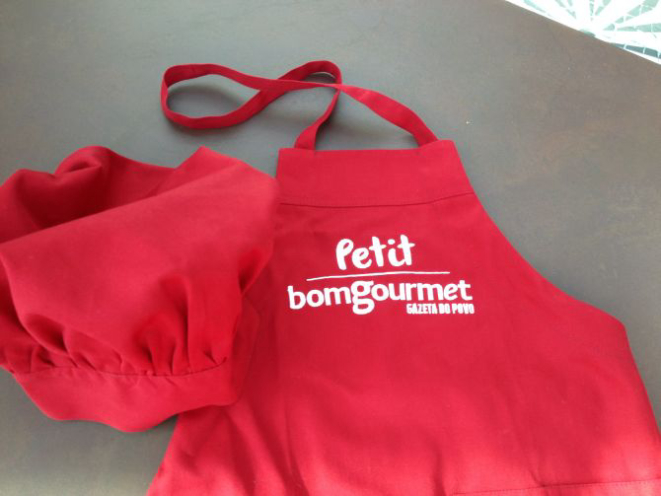 As crianças participantes da aula Petit Bom Gourmet usarão avental e toque (chapéu de chef)