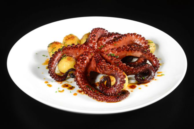 O polvo grelhado com batatas assadas do Bobardí. (Foto: Divulgação)