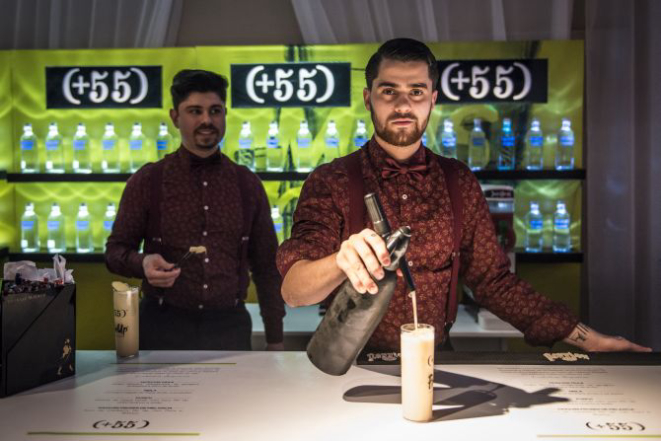 O mixologista Lukinhas Siqueira, do +55, preparou drinks para os convidados. Foto: Letícia Akemi / Gazeta do Povo.