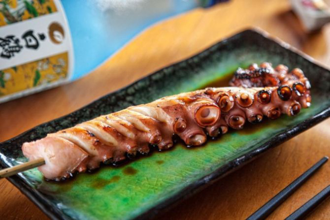 Espetinho de tentáculos de polvo. Foto: Fernando Zequinão/Gazeta do Povo