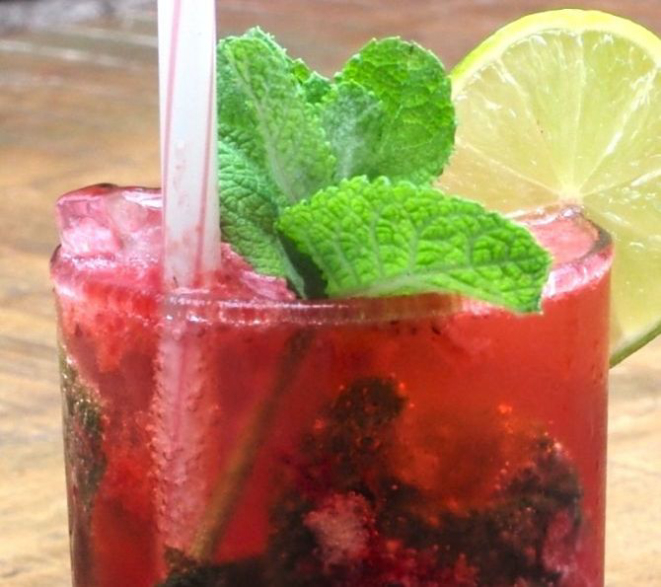O Blood Mojito leva Bacardi Carta Branca, morango, amora, xarope de açúcar, hortelã e club soda e faz parte do menu especial. Foto: divulgação.
