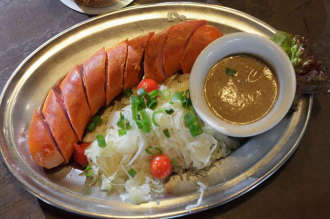 Bockwurst, salsichão alemão escuro. Foto: Daniel Sorrentino/Divulgação.