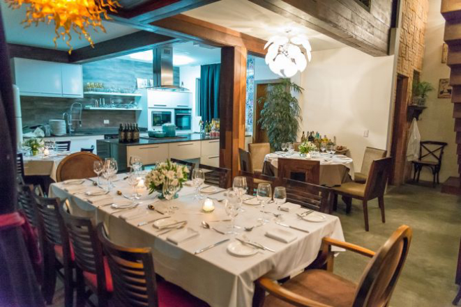 A sala de estar do chef Dudu Sperandio acomoda até 20 pessoas. Foto: Priscilla Fiedler