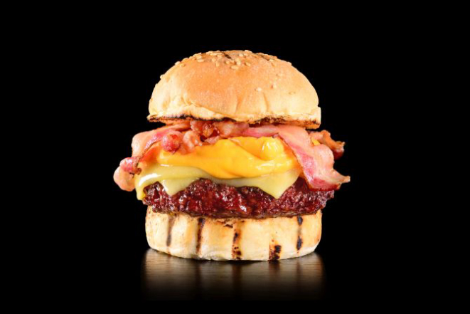 Hellburger é novidade do JPL: 200 g de carne grelhada, queijo muçarela, cheddar derretido e bacon, acompanhado de batatas fritas rústicas (R$ 24,90). Foto: Divulgação.