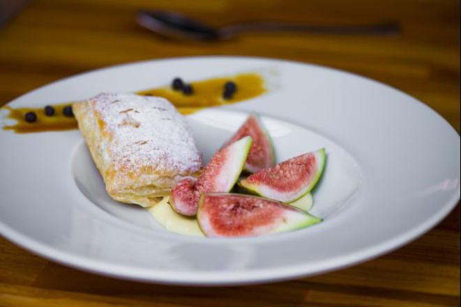 Massa folhada com creme de confeiteiro e figos servida no Pasquale. Foto: Paulo Mercadante/Divulgação.