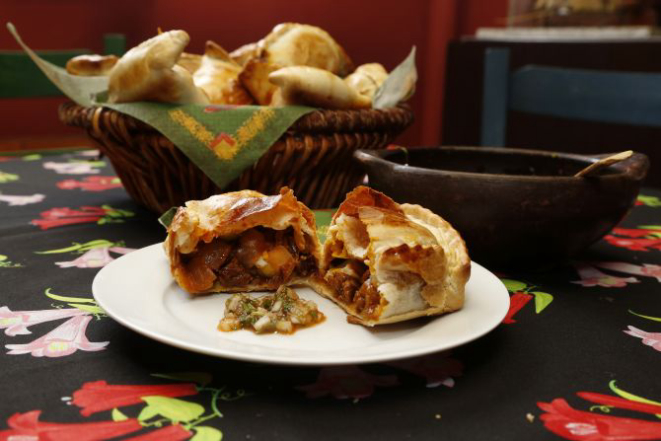 Empanada com pebre, uma espécie de vinagrete chileno feito com cebola, limão, tomate, pimenta e coentro. Foto: Henry Milléo/Gazeta do Povo