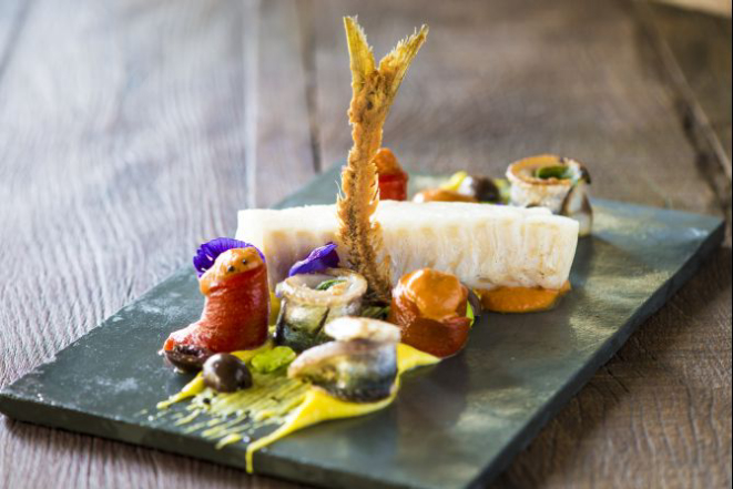 Bacalhau com creme de batata com baunilha, pimentão assado e azeitonas de Gaeta, servido no Sensi: Foto: Paulo Mercadante/Divulgação.