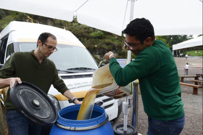 Todos os comerciantes que venderam comida deram o exemplo no descarte do óleo usado nas frituras. Foto: Letícia Akemi / Gazeta do Povo.