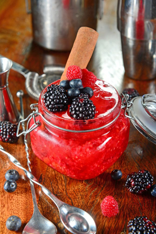 Caiporinha: capiras com cachaça e servidas em compotas. Foto: Marcelo Kreling.