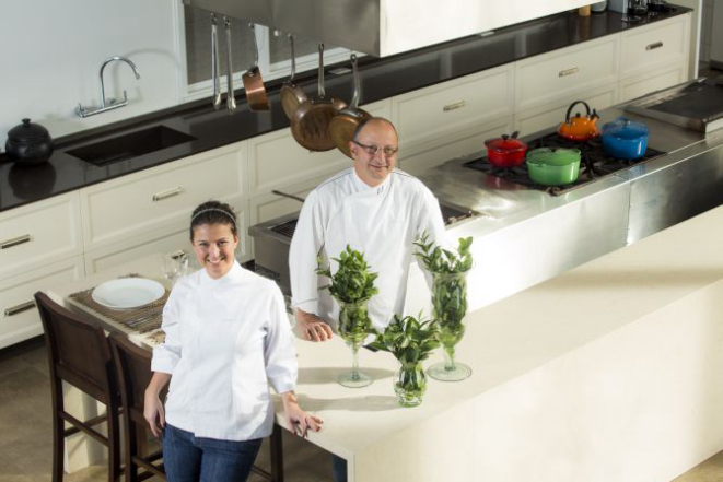 Celso Freire e a filha, Gabriela, comandam a cozinha. Foto: Brunno Covello / Gazeta do Povo.