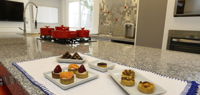 Na cozinha, o objetivo é o ensino do idioma com ênfase na enogastronomia. Foto: Henry Milleo/ Gazeta do Povo