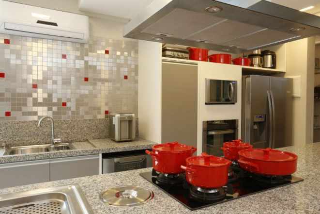 A cozinha é completamente equipada como se fosse um espaço profissional. Foto: Henry Milleo/ Gazeta do Povo