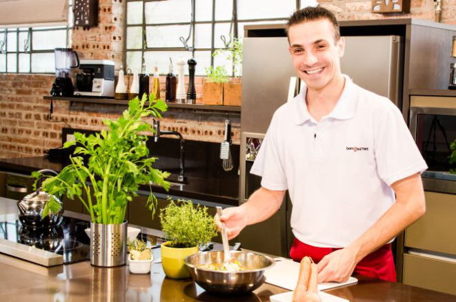 Chef Guilherme Guzela ensina receita de marinada para carnes no Dicas em 1 Minuto. Foto: Fred Kendi/Gazeta do Povo