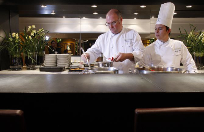 Os chefs Dyogo Prado e Ricardo Filizola comandam o La Cocina. Foto: Hugo Harada / Gazeta do Povo.