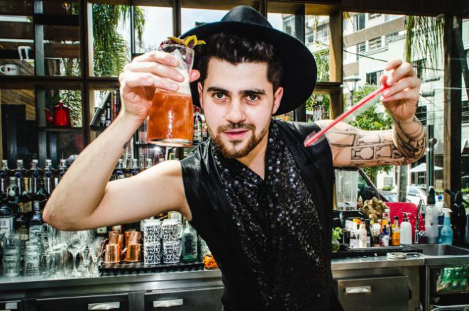 Lukinhas Siqueira quer valorizar a cachaça, produto nacional. Foto: Kely Kachimareck.