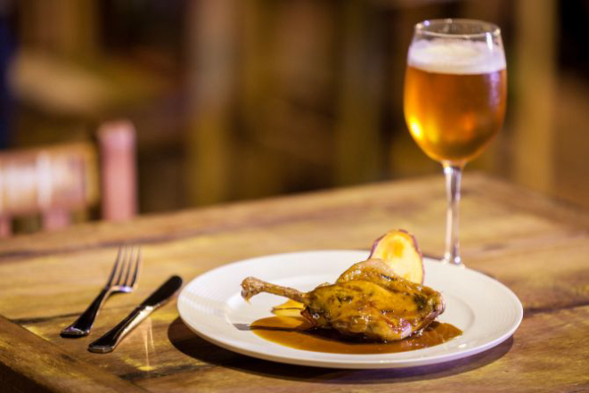 Confit de pato foi a criação do chef Eudemar Calvacanti para harmonizar com a Hop Arábica da Morada Cia. Etílica, do mestre-cervejeiro André Junqueira. Foto: Fernando Zequinão/Gazeta do Povo