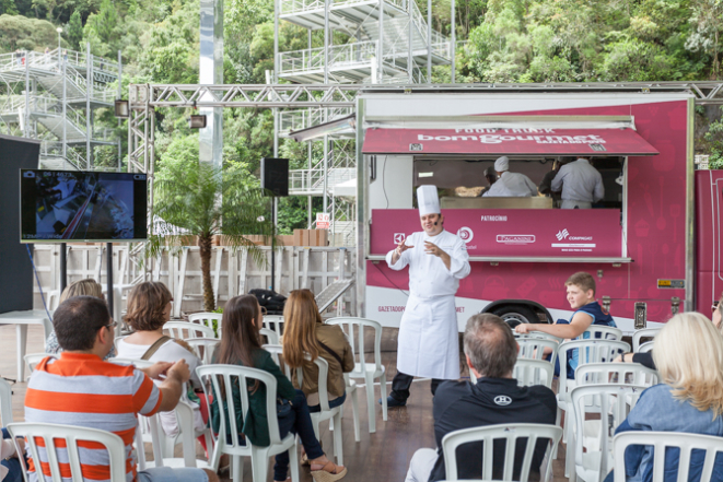 Aulas-show gratuitas são realizadas no Truck Bom Gourmet, em cima do palco principal da Pedreira Paulo Leminski. Foto: Fernando Zequinão/Gazeta do Povo