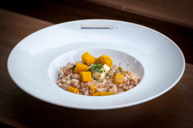 O chef Daniel Bernardi preparou um risoto de carne seca com abóbora e queijo coalho em uma das aulas-show no Truck Bom Gourmet. Foto: Fernando Zequinão.