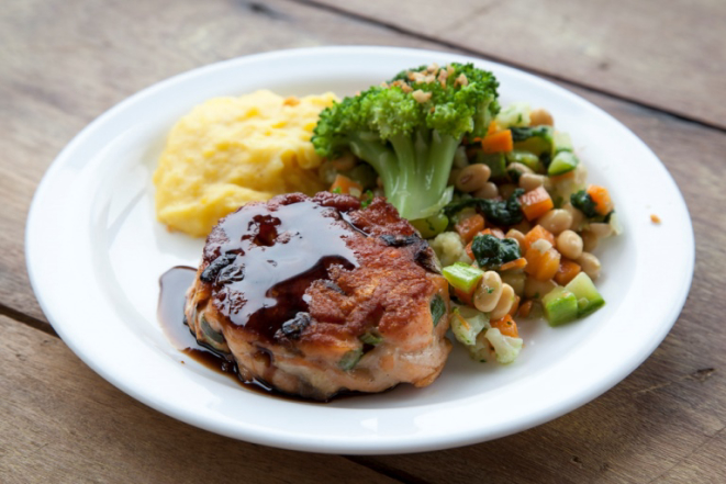 Salmão grelhado com salada de soja e goji berry do chef Felipe Mulato, do Balada Mix, que se apresentou no último dia do Parada Truck Concept. Foto: Fernando Zequinão/Gazeta do Povo