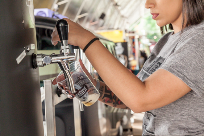 Cervejas artesanais estão à venda no Parada Truck Concept. Foto: Fernando Zequinão/ Gazeta do Povo.