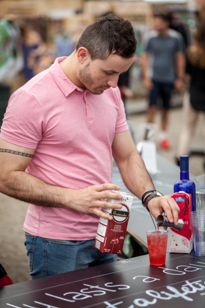Drinks preparados na hora no Officina Restô Bar. Foto: Fernando Zequinão/ Gazeta do Povo.