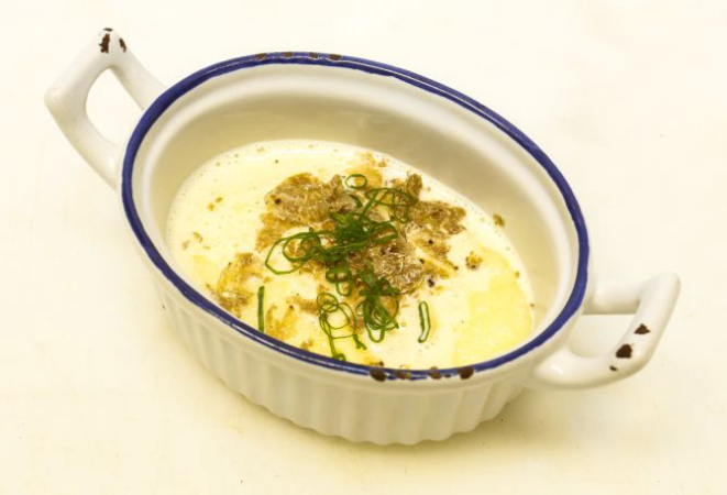 Polenta branca com queijo Taleggio e trufas. Foto: Valterci Santos