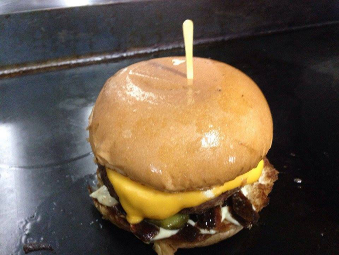 Hambúrguer de Javali: um dos mais pedidos no Savana Truck