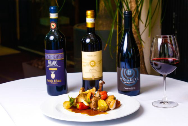 Os vinhos sugeridos e o Galletto alla diavola. Foto: divulgação